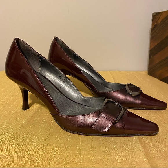 Circa Joan & David burgundy heels with buckle size 7 - Picture 1 of 11